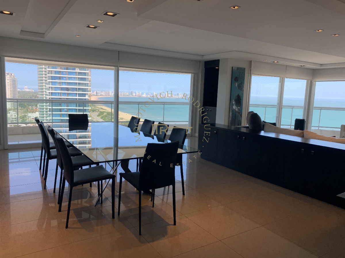 Apartamento ID.644 - Aquarela en venta. Apartamento 4 dormitorios vista al mar piscina   Mansa Punta del Este.-