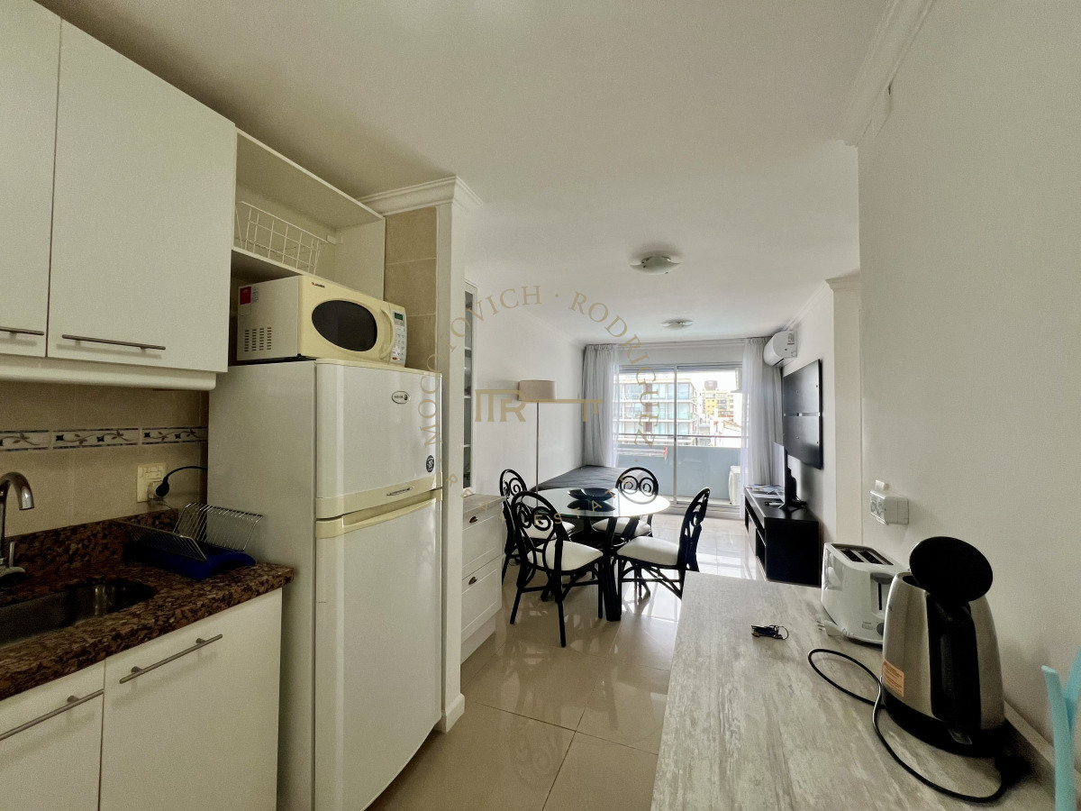 Apartamento ID.3233 - Apartamento en venta de un dormitorios con terraza y parrilla de uso exclusivo. Península Punta del este.  