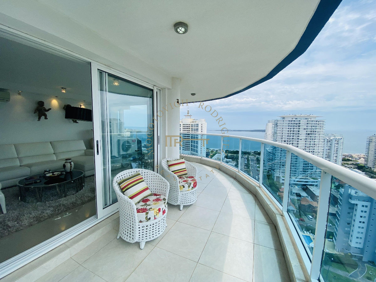 Apartamento ID.666 - Casino Tower  en venta  vista la mar  3 dormitorios 2 baños Punta del Este