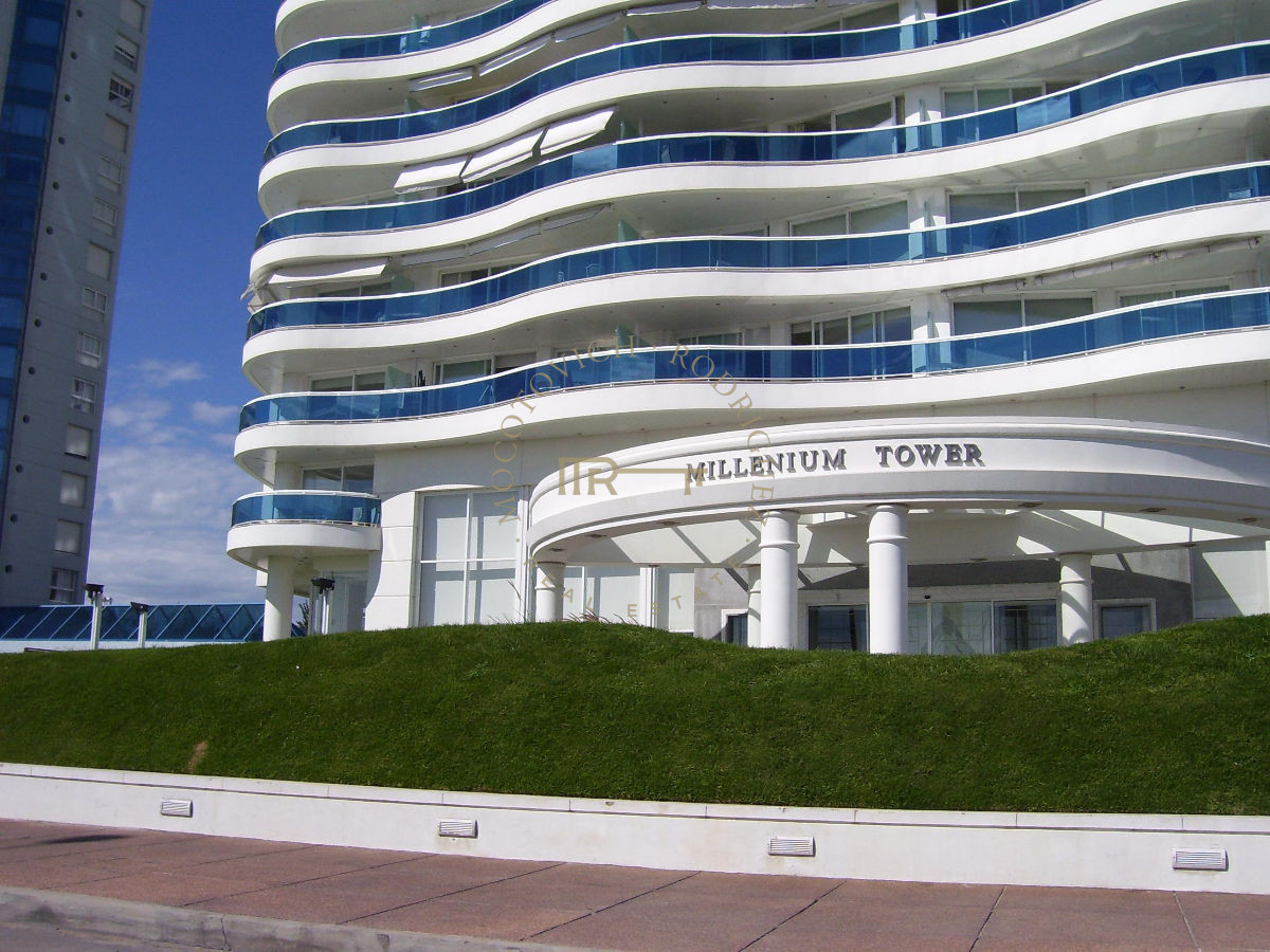 Apartamento ID.680 - Apartamento Millenium  3 dormitorios y sevicio Playa Mansa Punta del Este alquiler anual frente al mar