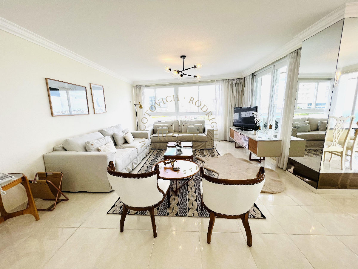 Apartamento ID.680 - Apartamento Millenium  3 dormitorios y sevicio Playa Mansa Punta del Este alquiler anual frente al mar