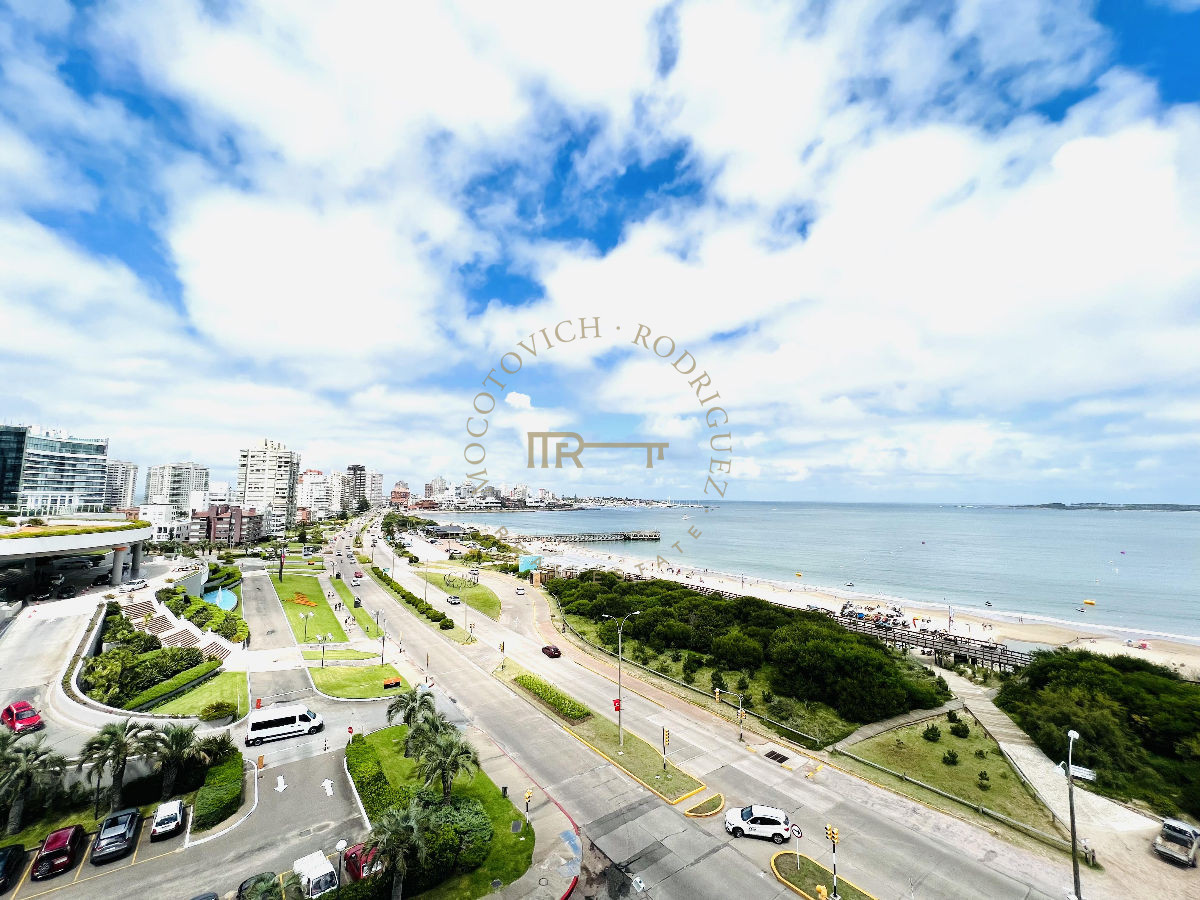Apartamento ID.680 - Apartamento Millenium  3 dormitorios y sevicio Playa Mansa Punta del Este alquiler anual frente al mar