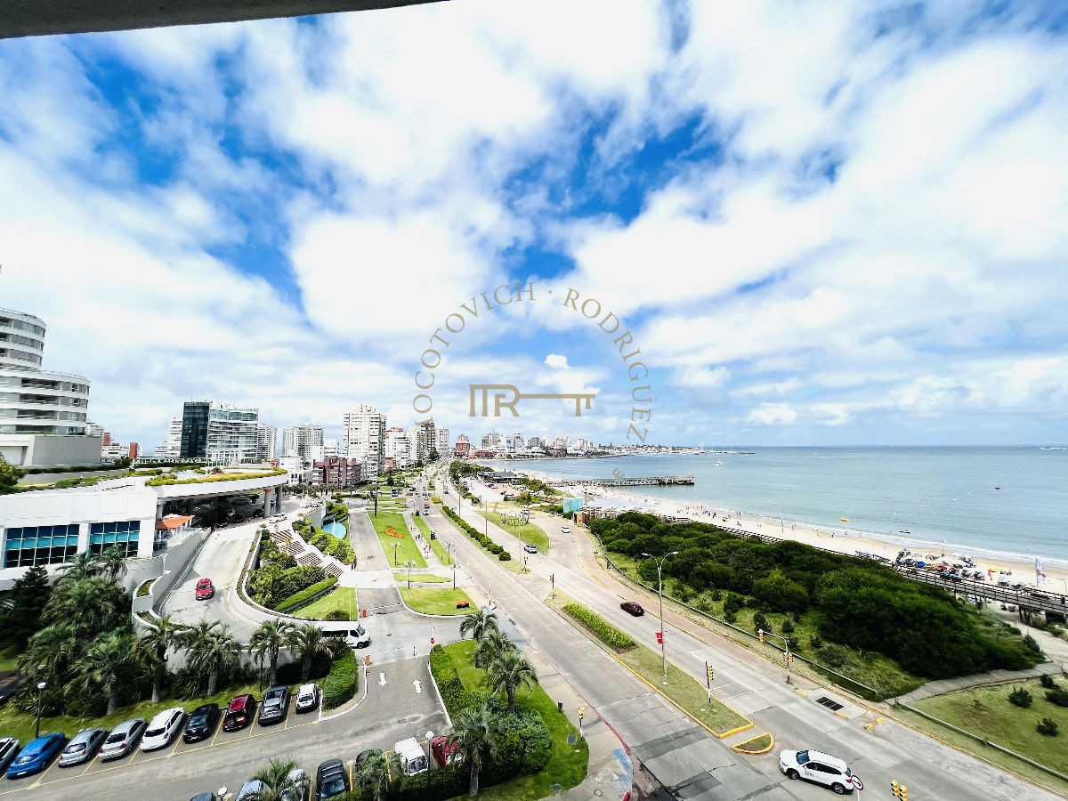 Apartamento ID.680 - Apartamento Millenium  3 dormitorios y sevicio Playa Mansa Punta del Este alquiler anual frente al mar