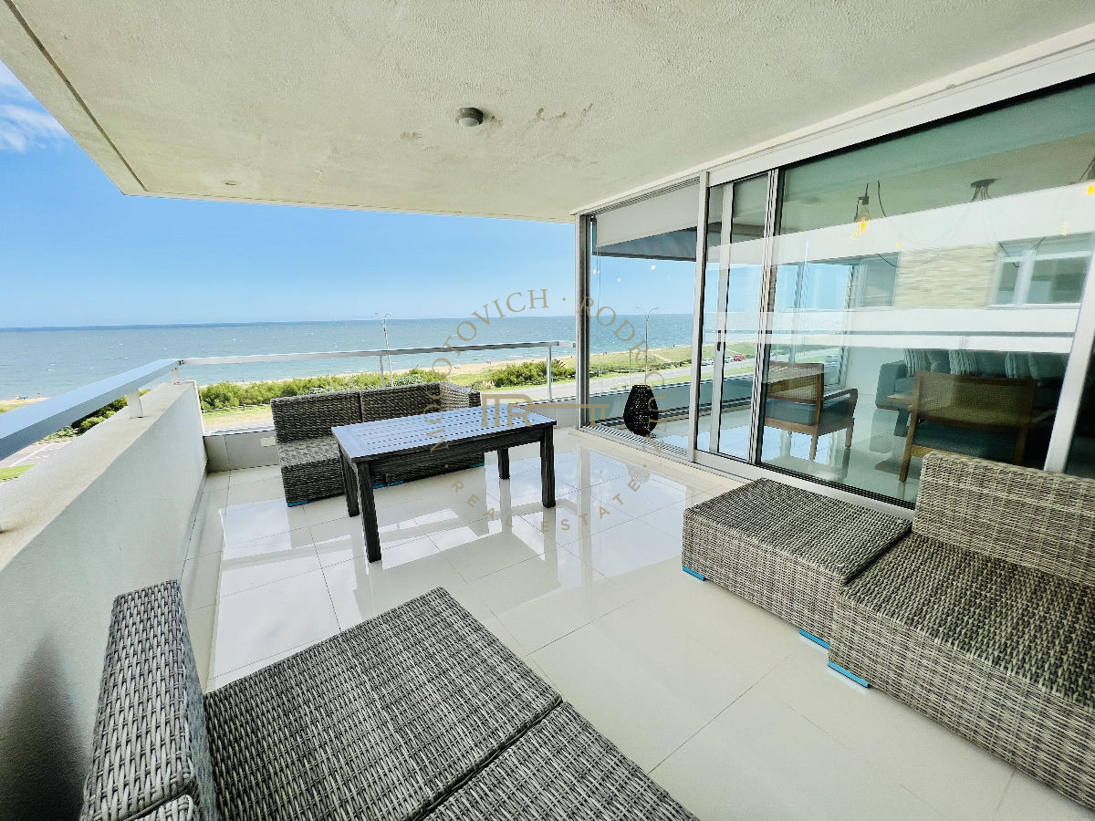 Apartamento ID.684 - Lumiere apartamento Playa Mansa frente al mar 4 dormitorios y gran terraza vista al mar y piscina en venta