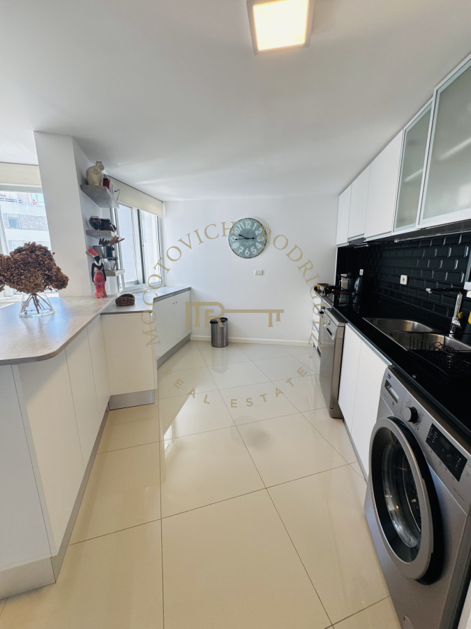 Apartamento ID.235 - Apartamento en venta  2 dormitorios con vista al mar y parrilla propia - Playa Mansa Punta del Este