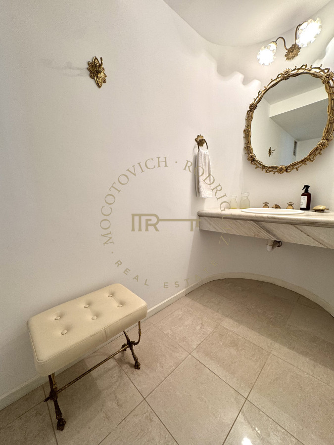 Apartamento ID.3229 - Apartamento de 4 dormitorios en alquiler con piscina, servicio de playa y mucama a diario. Punta del Este. 