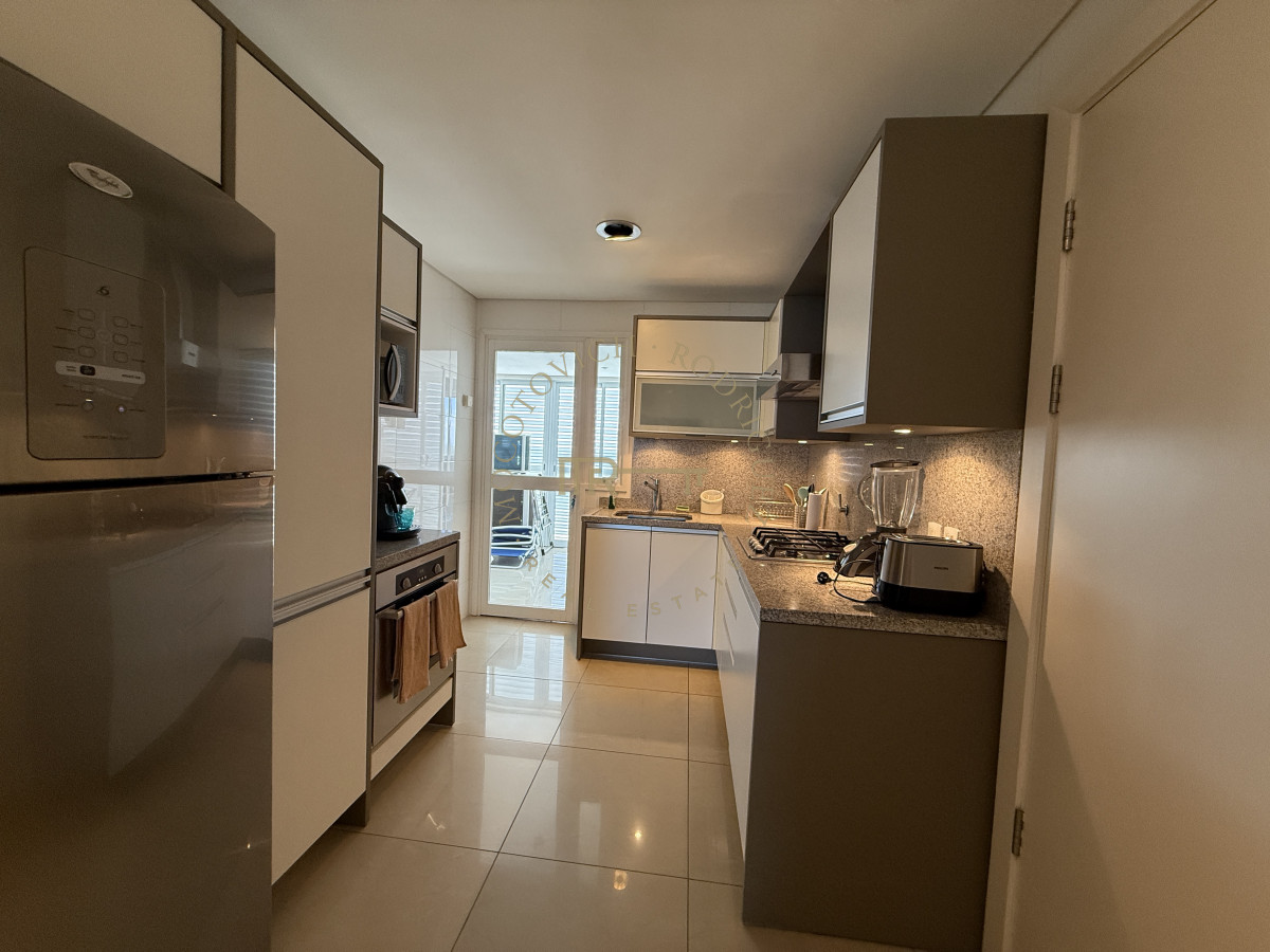Apartamento ID.4118 - Alquiler enero 2026. Torre Aquarela dos dormitorios dos baños y dependencia de servicio.