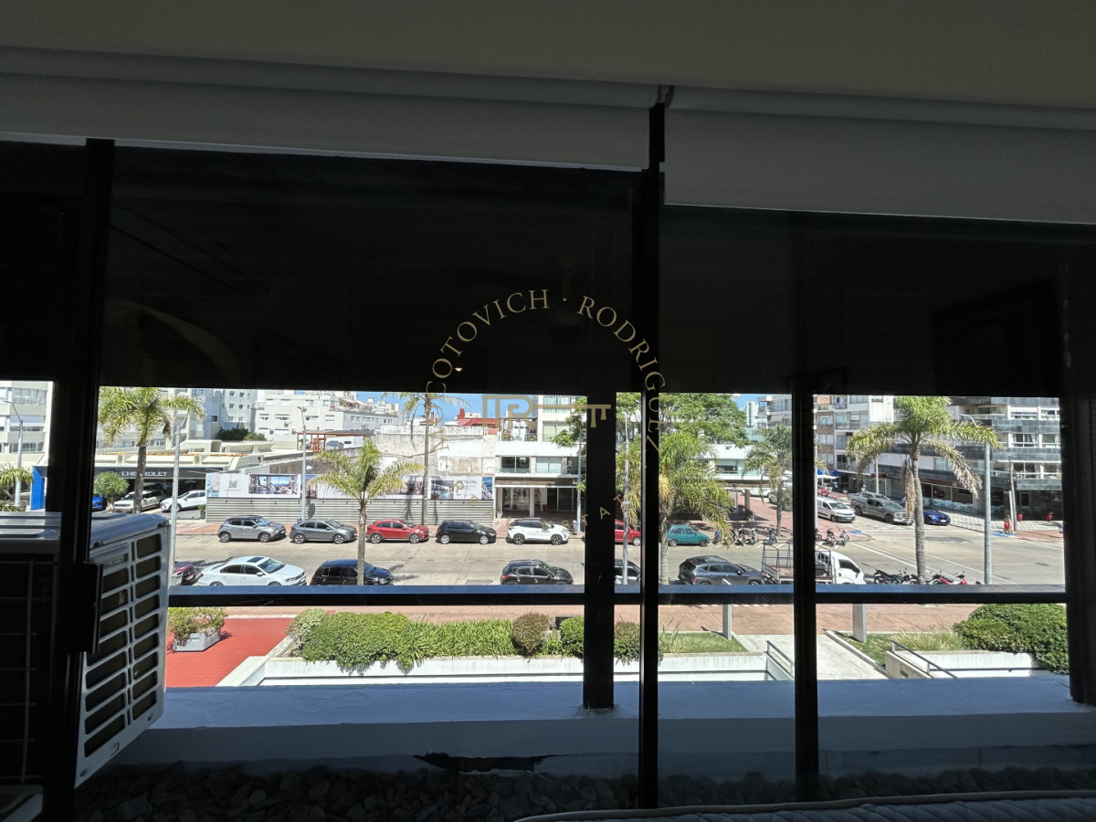 Apartamento ID.4234 - Apartamento en venta de 3 dormitorios mas dep. frente al puerto de Punta del Este.