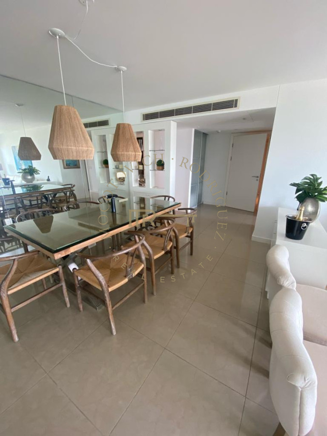 Apartamento ID.33 - Aquarela. Alquiler temporal. 2 dormitorios y dependencia de servicio.  Punta del Este.