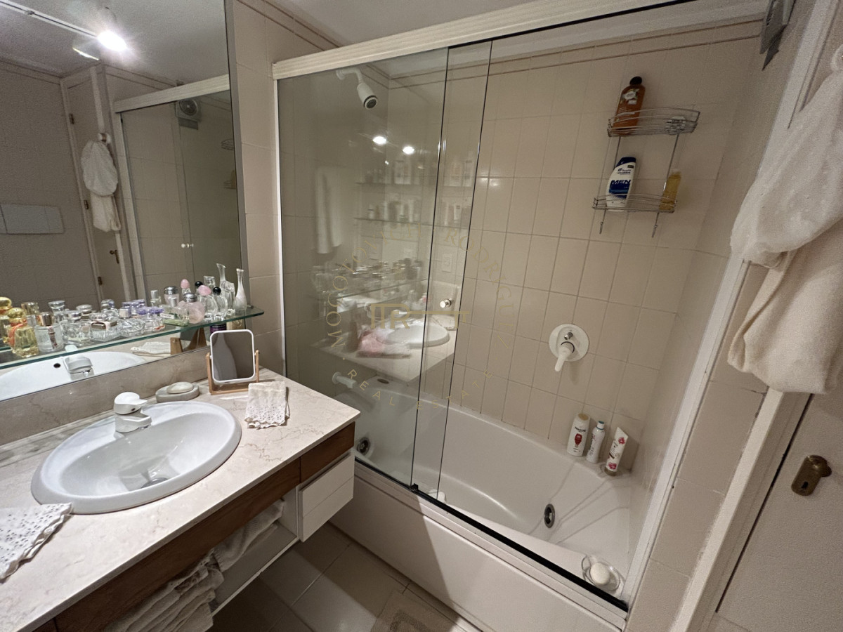 Apartamento ID.4234 - Apartamento en venta de 3 dormitorios mas dep. frente al puerto de Punta del Este.