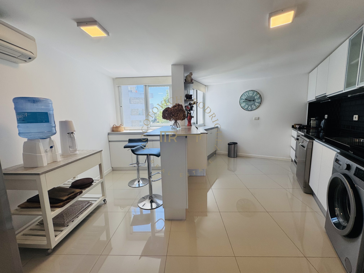 Apartamento ID.235 - Apartamento en venta  2 dormitorios con vista al mar y parrilla propia - Playa Mansa Punta del Este