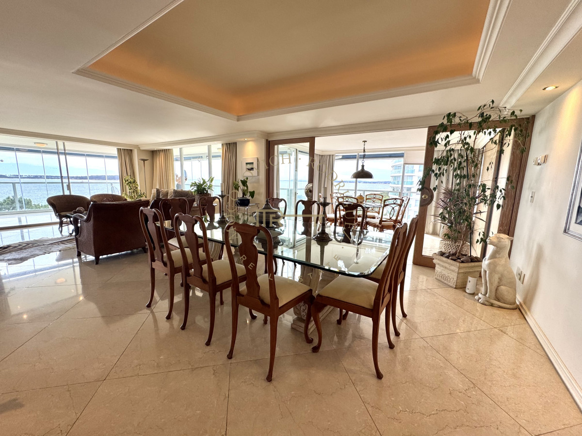 Apartamento ID.4059 - Alquiler tres dormitorios y dep de servicio. Frente al mar con vista.