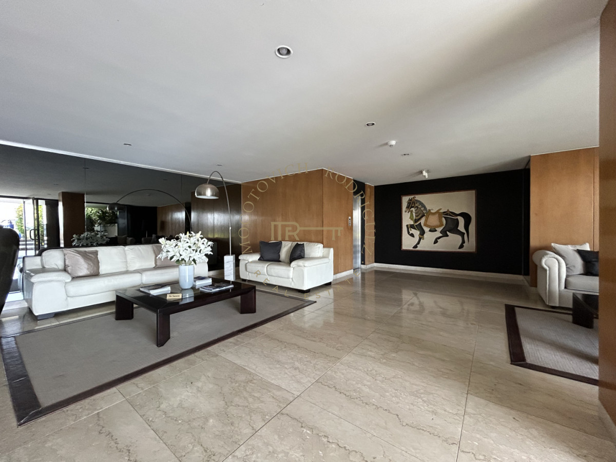 Apartamento ID.4234 - Apartamento en venta de 3 dormitorios mas dep. frente al puerto de Punta del Este.
