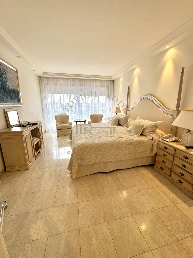 Apartamento ID.4059 - Alquiler tres dormitorios y dep de servicio. Frente al mar con vista.