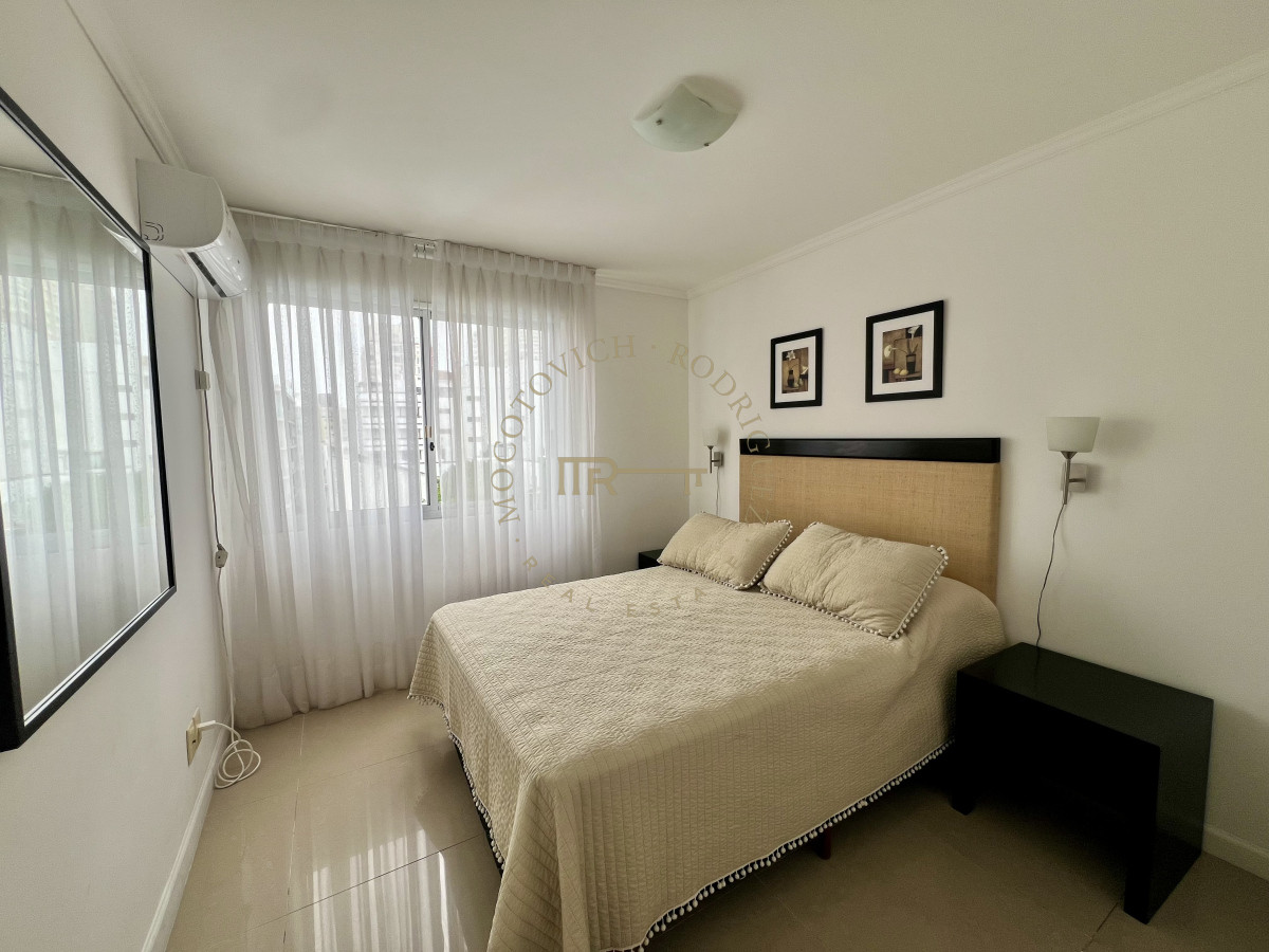 Apartamento ID.3233 - Apartamento en venta de un dormitorios con terraza y parrilla de uso exclusivo. Península Punta del este.  