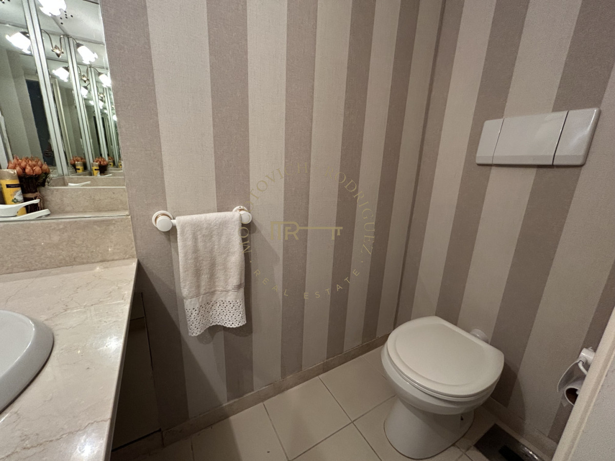 Apartamento ID.4234 - Apartamento en venta de 3 dormitorios mas dep. frente al puerto de Punta del Este.