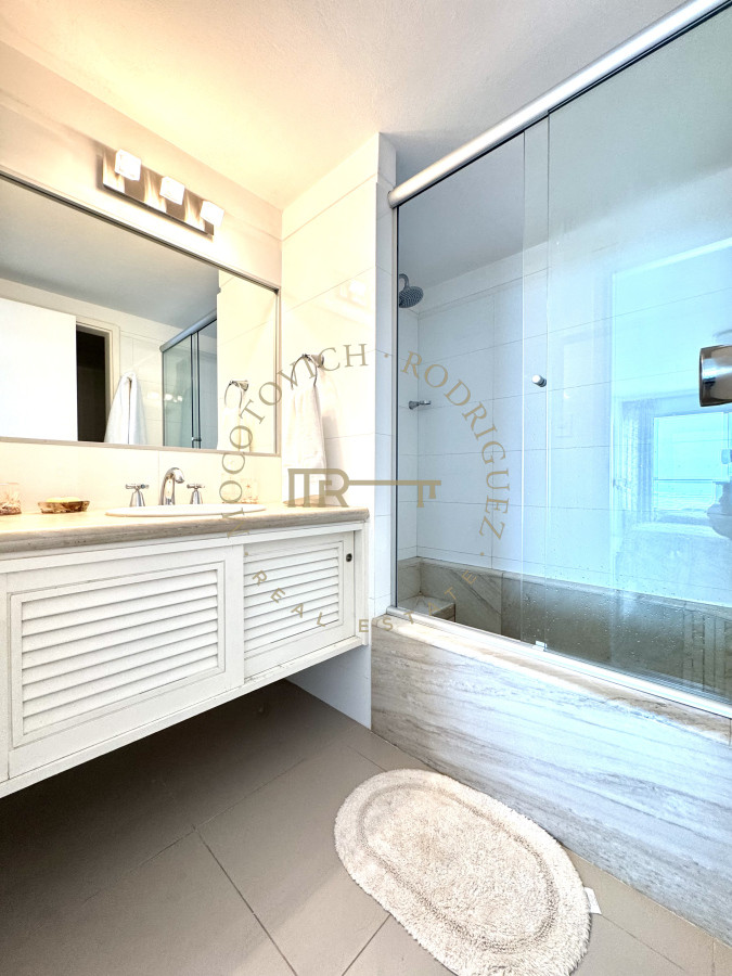 Apartamento ID.3229 - Apartamento de 4 dormitorios en alquiler con piscina, servicio de playa y mucama a diario. Punta del Este. 
