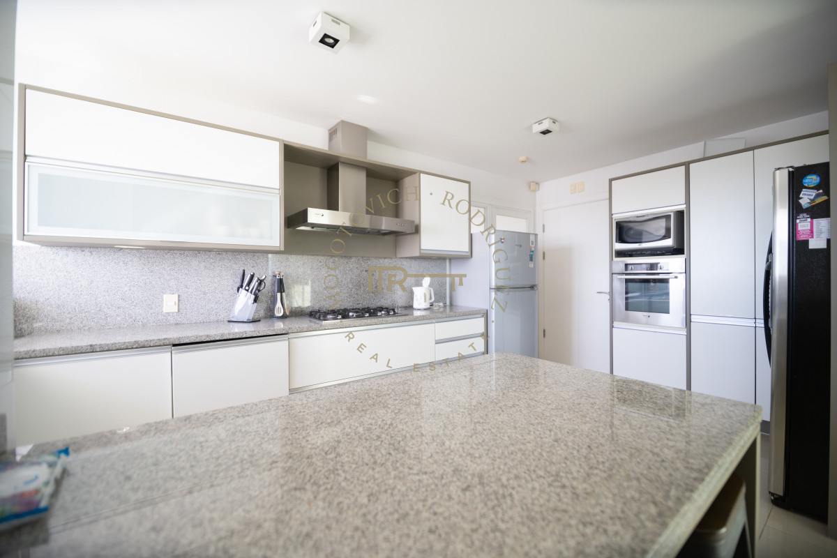 Apartamento ID.7 - Aquarela duplex en venta 4 dormitorios en venta. Playa Mansa. Punta del Este