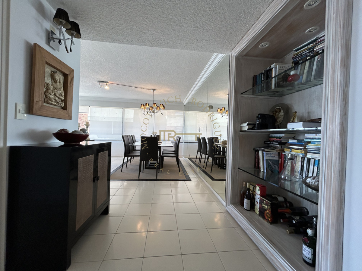 Apartamento ID.4234 - Apartamento en venta de 3 dormitorios mas dep. frente al puerto de Punta del Este.