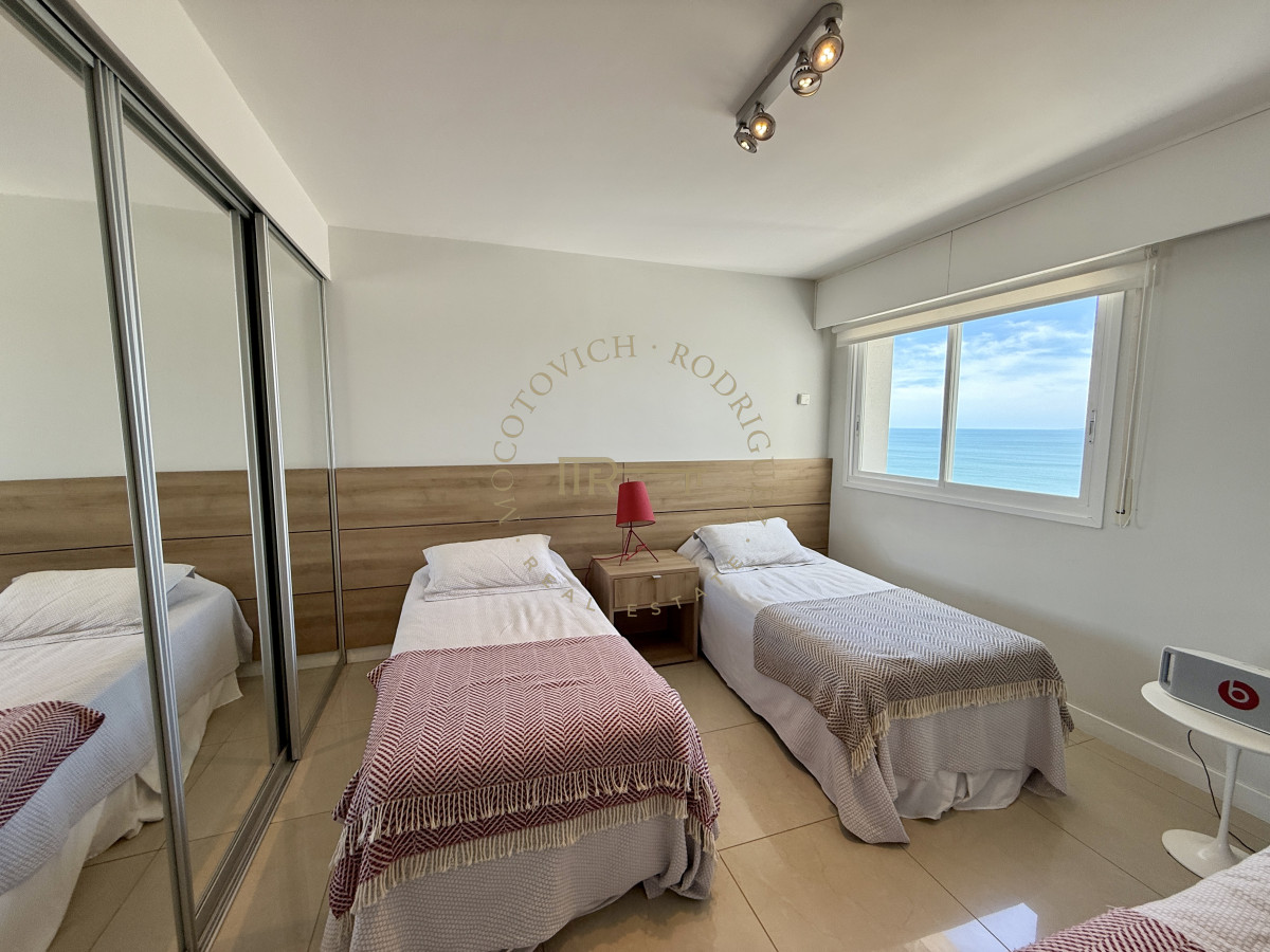 Apartamento ID.4118 - Alquiler enero 2026. Torre Aquarela dos dormitorios dos baños y dependencia de servicio.
