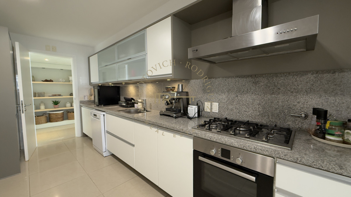 Apartamento ID.2403 - Aquarela 3 dormitorios y dep. de servicio en alquiler temporal 2026 Punta del Este.-