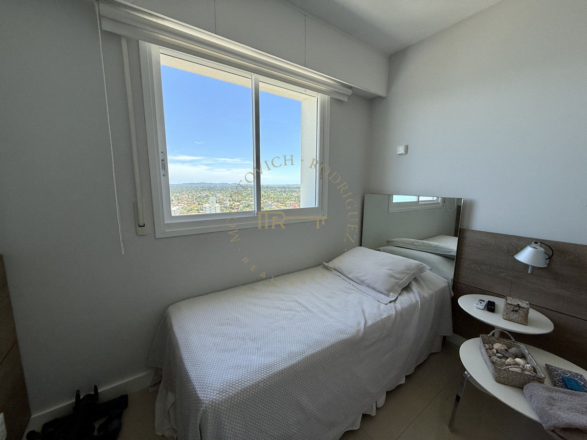 Apartamento ID.4118 - Alquiler enero 2026. Torre Aquarela dos dormitorios dos baños y dependencia de servicio.
