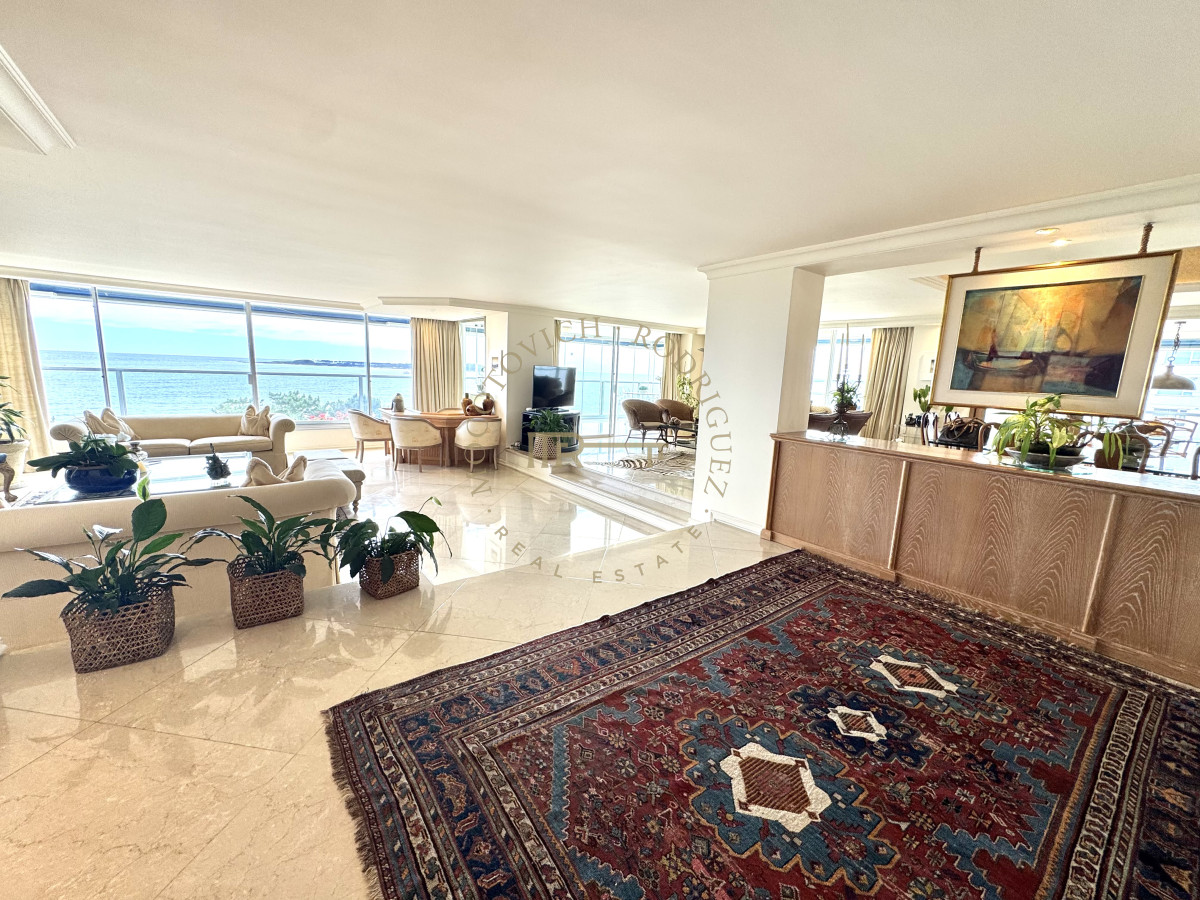 Apartamento ID.4059 - Alquiler tres dormitorios y dep de servicio. Frente al mar con vista.