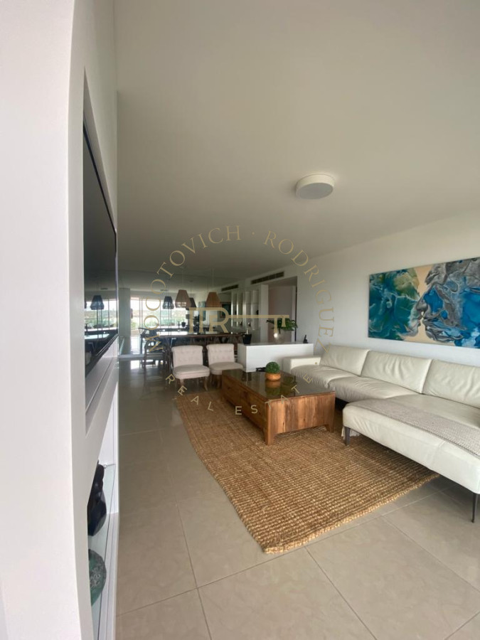 Apartamento ID.33 - Aquarela. Alquiler temporal. 2 dormitorios y dependencia de servicio.  Punta del Este.