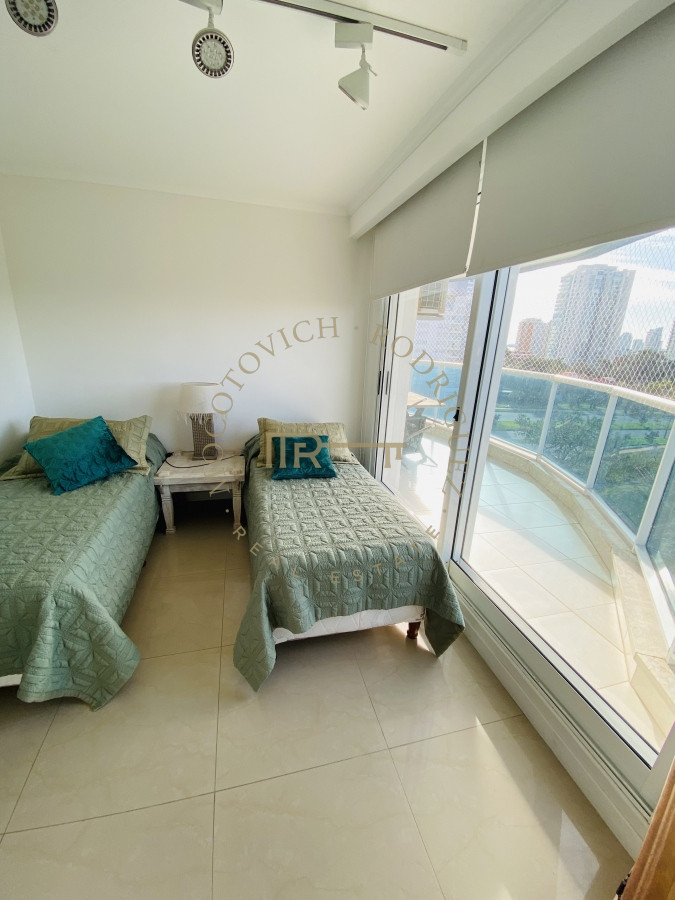 Apartamento ID.2255 - Casino Tower tres dormitorios en alquiler de verano 2024. 