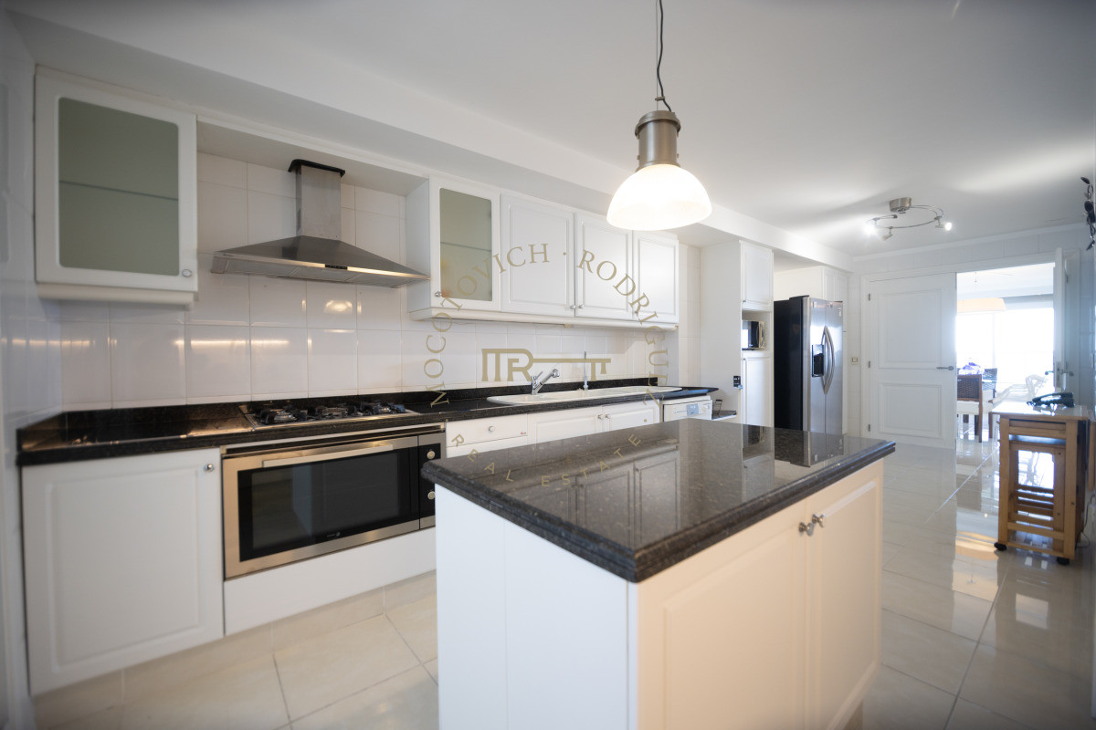 Apartamento ID.3937 - Le Jardin apartamento en venta de 4 suites más servicio. Piso alto vista . Punta del Este