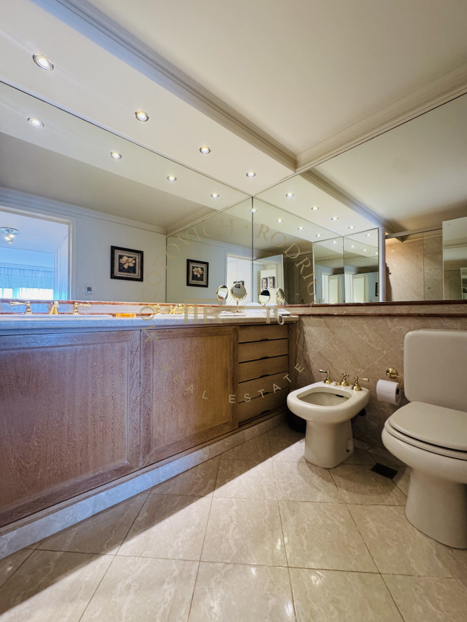 Apartamento ID.4059 - Alquiler tres dormitorios y dep de servicio. Frente al mar con vista.