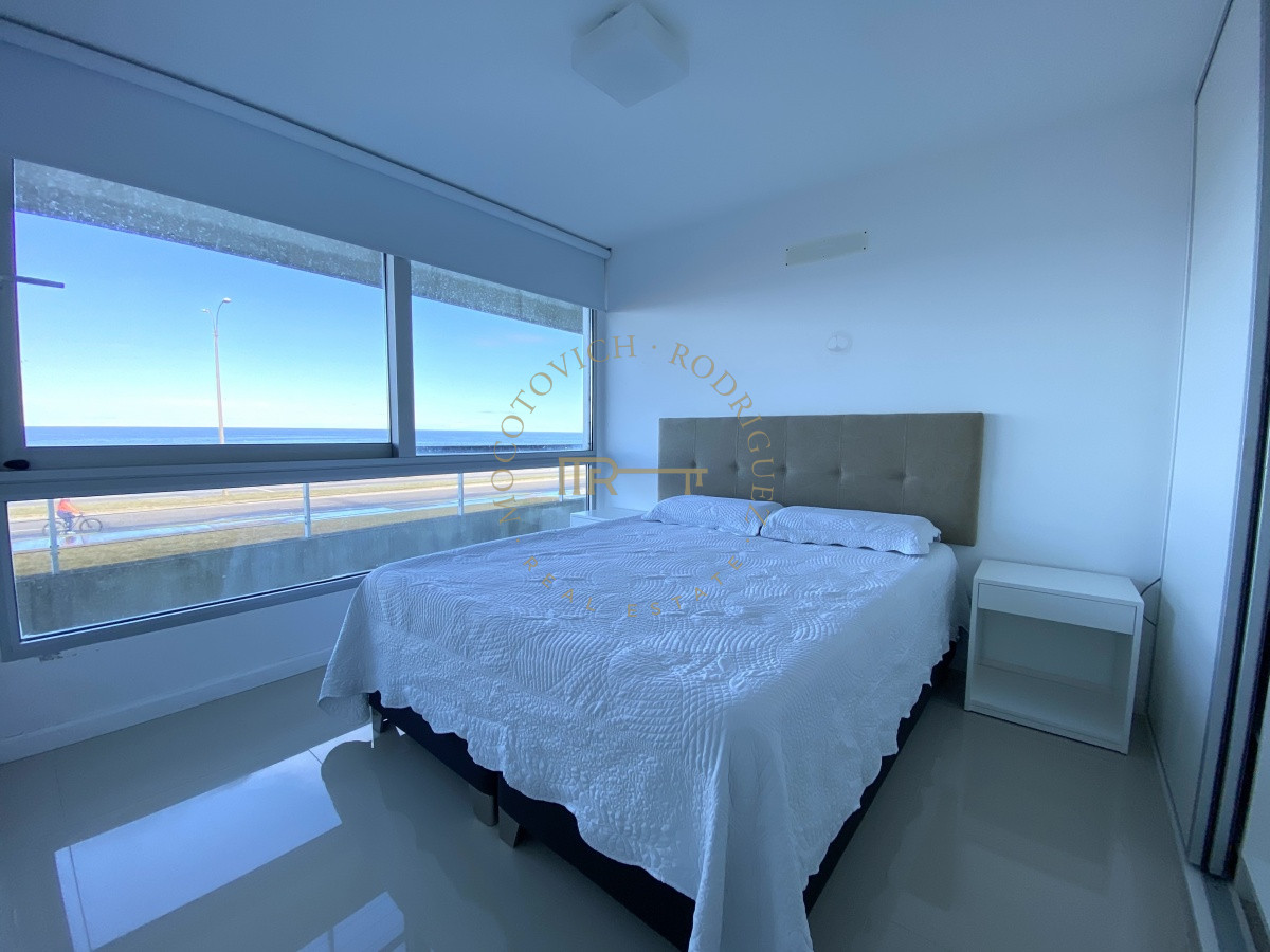 Apartamento ID.874 - Playa Mansa apartamento en venta 3 dormitorios y servicio.