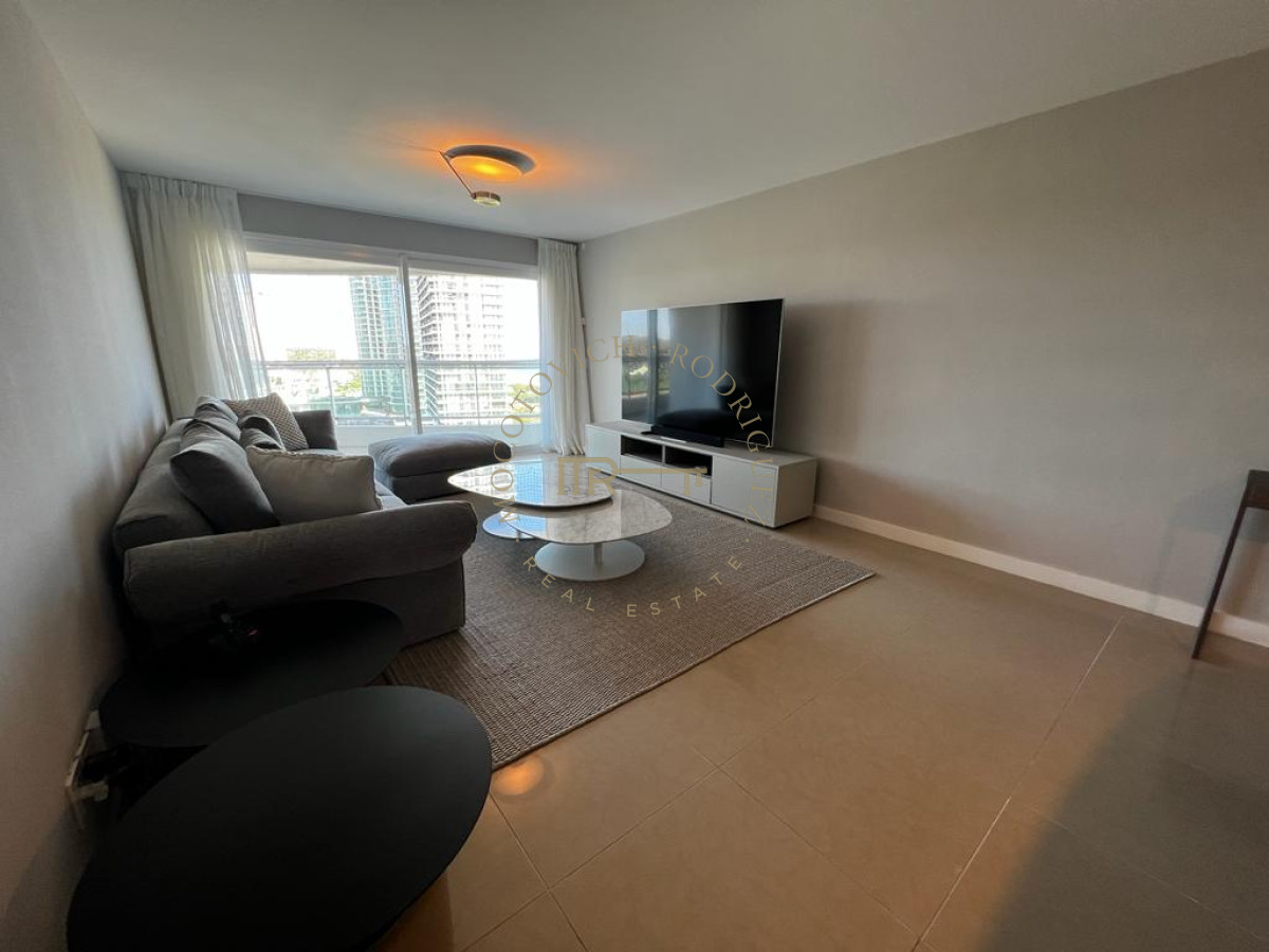 Apartamento ID.34 - Aquarela Alquiler  de 2 dormitorios  y servicio. frente a Playa Mansa