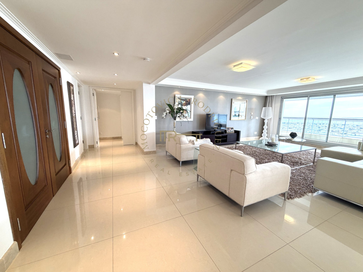Apartamento ID.4243 - Apartamento de 4 dormitorios más dep. de servicio con vista al puerto de Punta del Este 