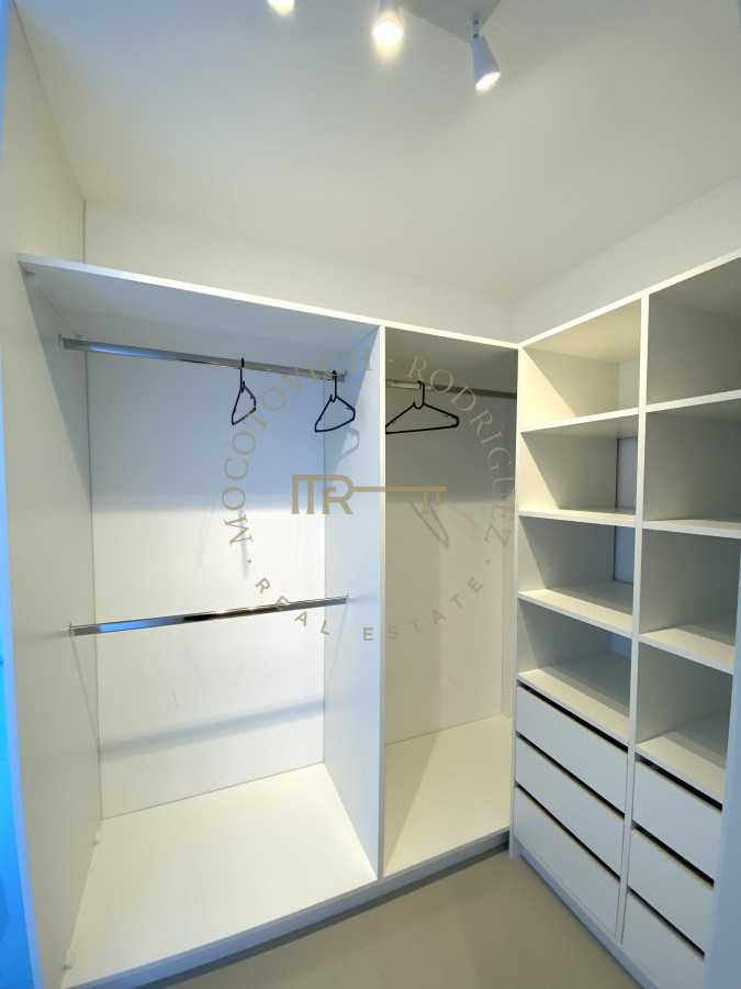Apartamento ID.874 - Playa Mansa apartamento en venta 3 dormitorios y servicio.