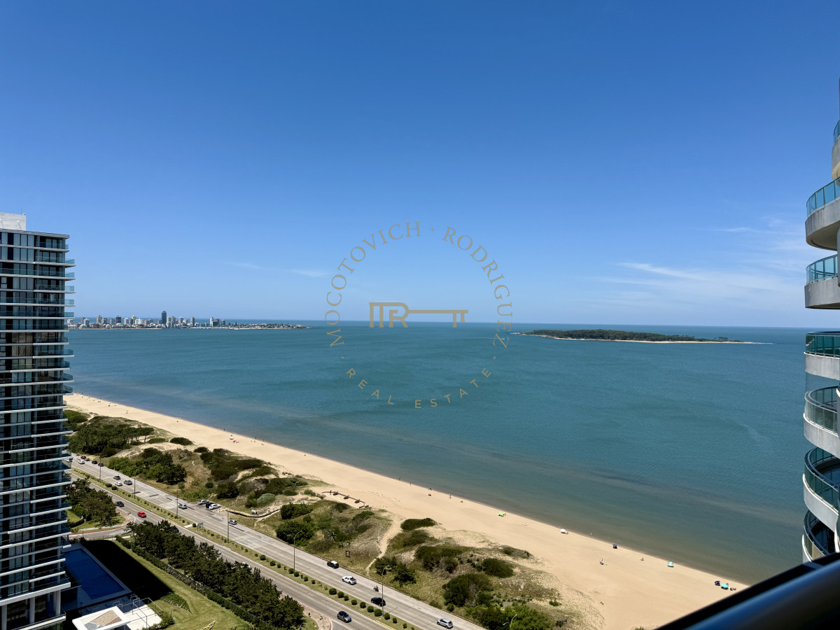 Apartamento ID.4118 - Alquiler enero 2026. Torre Aquarela dos dormitorios dos baños y dependencia de servicio.