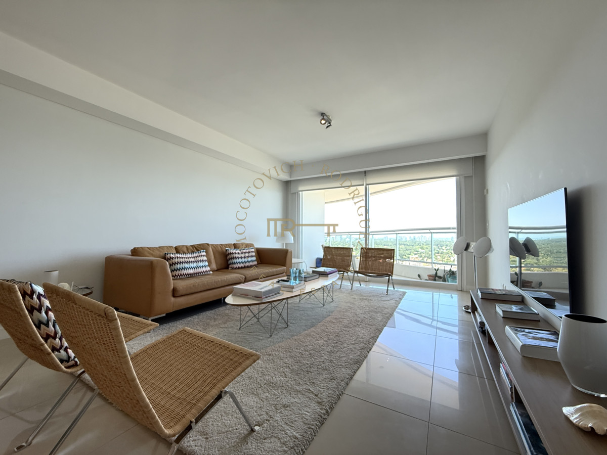 Apartamento ID.4118 - Alquiler enero 2026. Torre Aquarela dos dormitorios dos baños y dependencia de servicio.