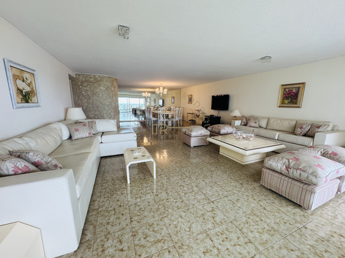 Apartamento ID.3229 - Apartamento de 4 dormitorios en alquiler con piscina, servicio de playa y mucama a diario. Punta del Este. 