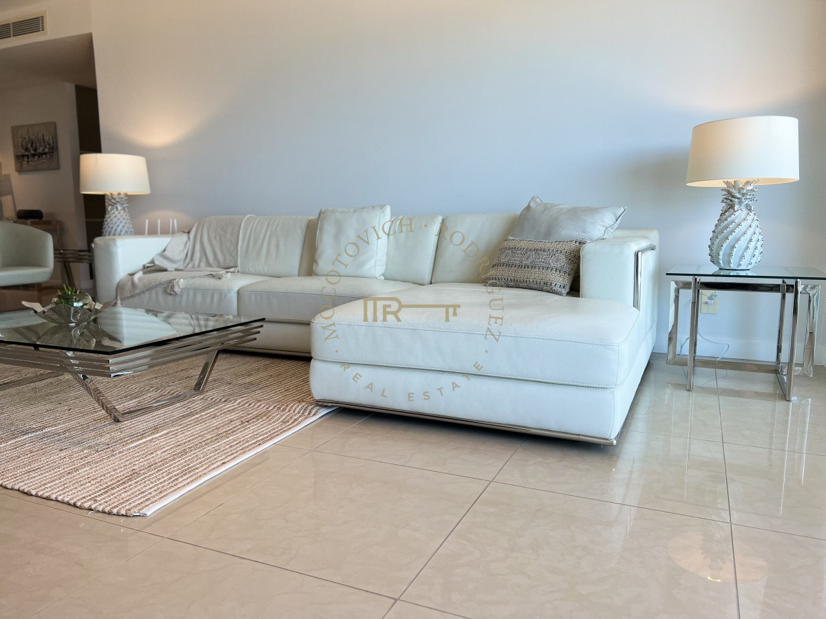 Apartamento ID.29 - Aquarela. Alquiler anual 2 dormitorios en suite más dependencia de servicio. Playa Mansa