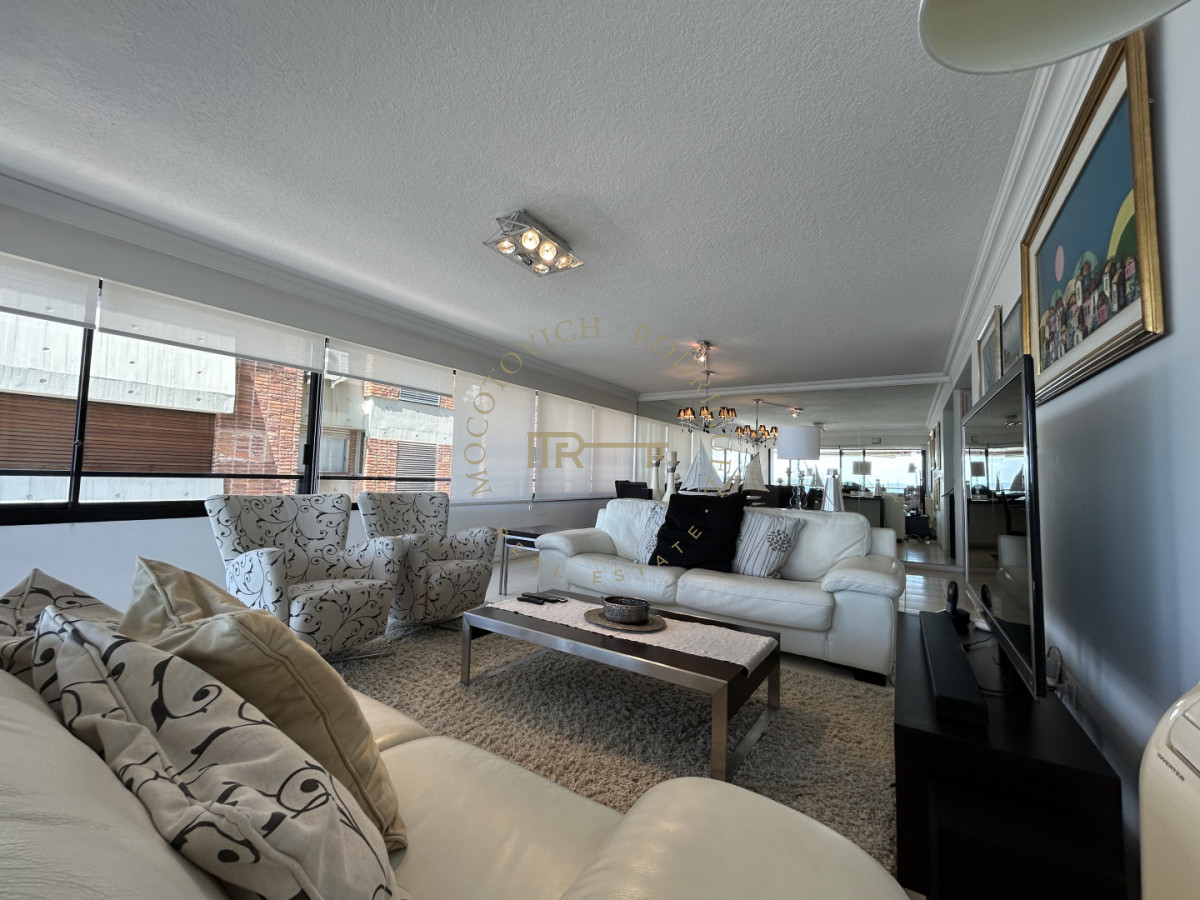 Apartamento ID.4234 - Apartamento en venta de 3 dormitorios mas dep. frente al puerto de Punta del Este.