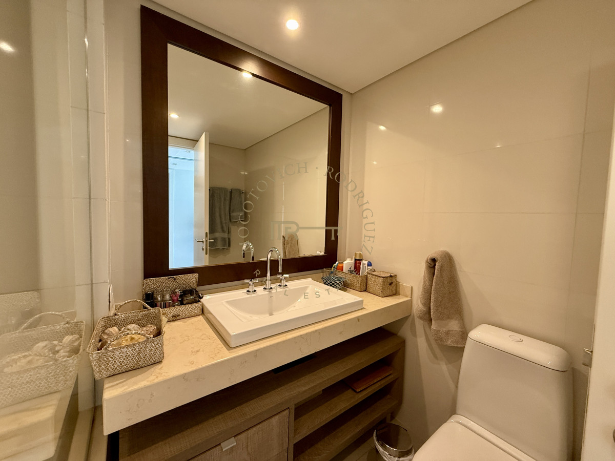 Apartamento ID.4118 - Alquiler enero 2026. Torre Aquarela dos dormitorios dos baños y dependencia de servicio.