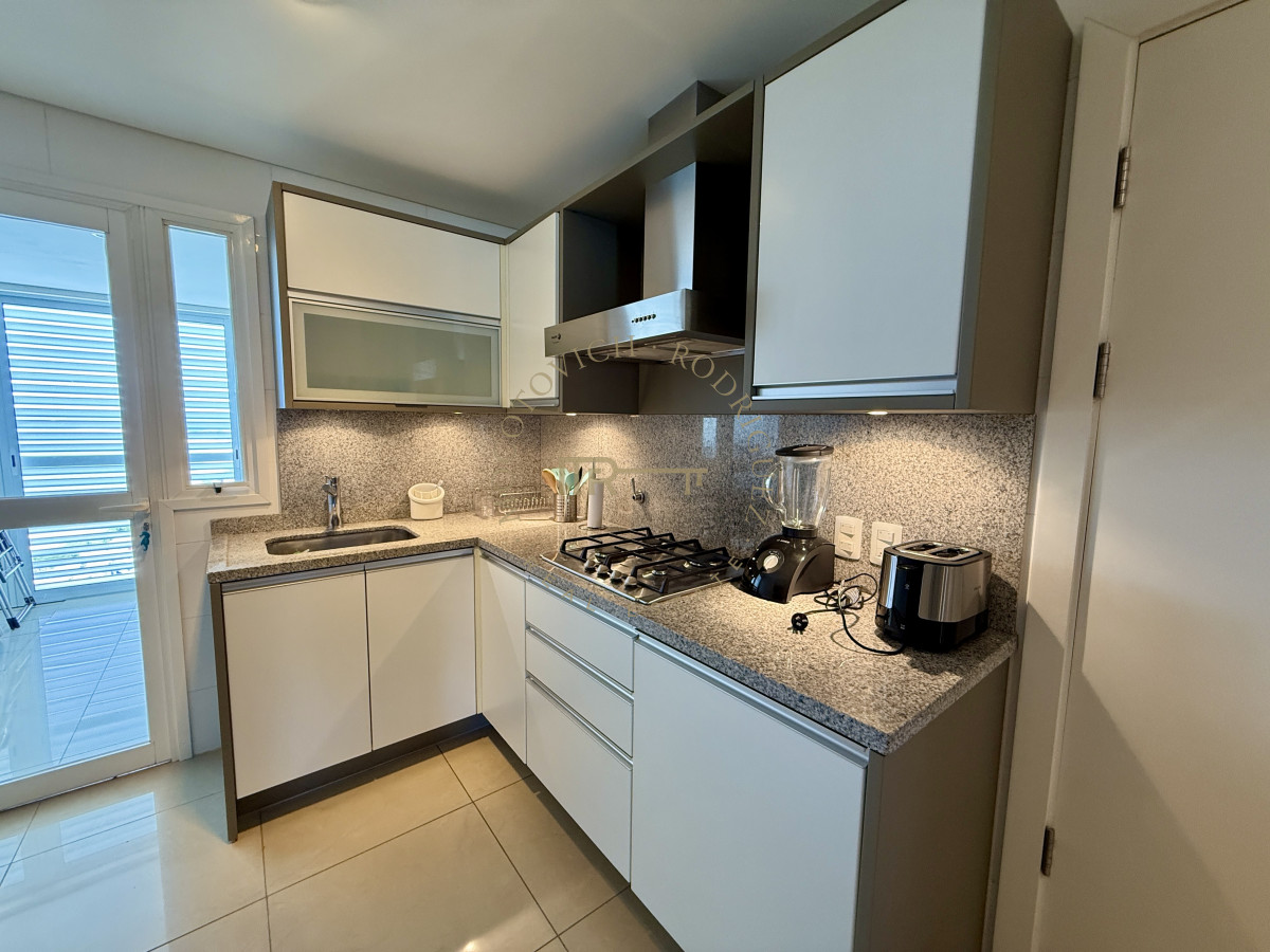 Apartamento ID.4118 - Alquiler enero 2026. Torre Aquarela dos dormitorios dos baños y dependencia de servicio.