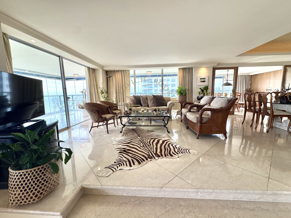 Apartamento ID.4059 - Alquiler tres dormitorios y dep de servicio. Frente al mar con vista.