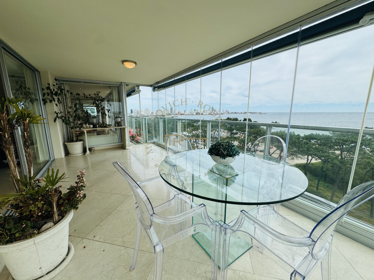 Apartamento ID.4059 - Alquiler tres dormitorios y dep de servicio. Frente al mar con vista.