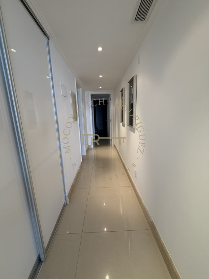 Apartamento ID.4243 - Apartamento de 4 dormitorios más dep. de servicio con vista al puerto de Punta del Este 
