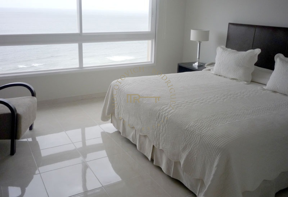Apartamento ID.1077 - Esquinero en Le Jardin  al Puerto 3 dormitorios y dep. Vista al mar. 