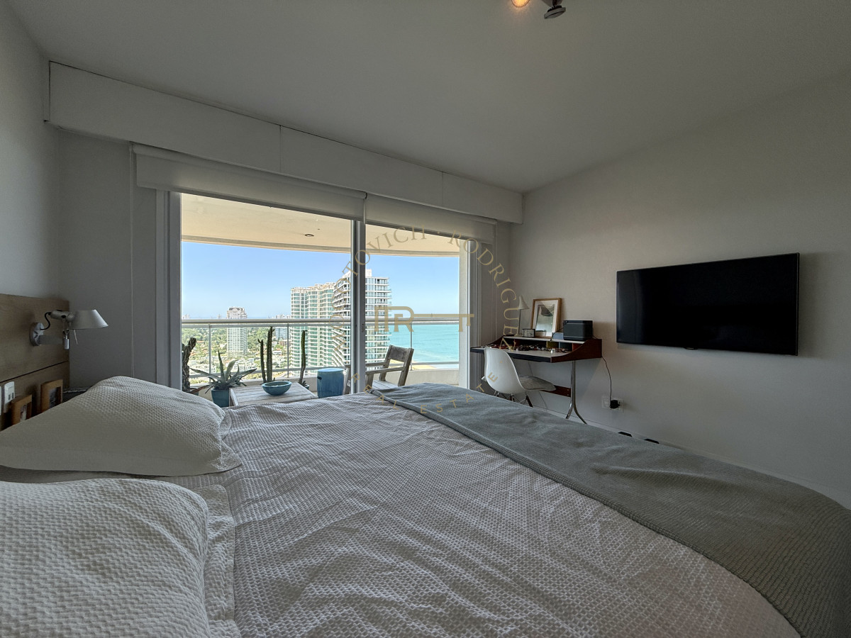 Apartamento ID.4118 - Alquiler enero 2026. Torre Aquarela dos dormitorios dos baños y dependencia de servicio.