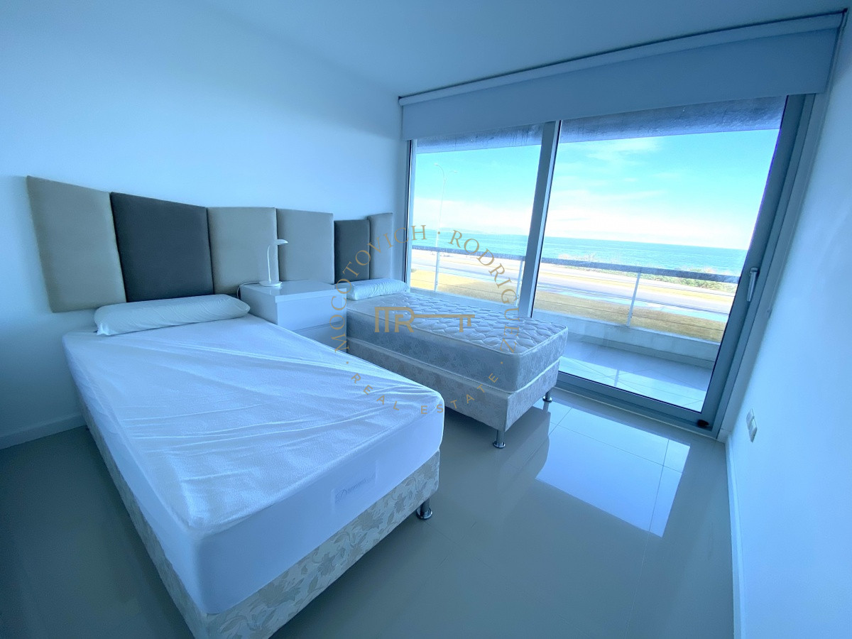 Apartamento ID.874 - Playa Mansa apartamento en venta 3 dormitorios y servicio.
