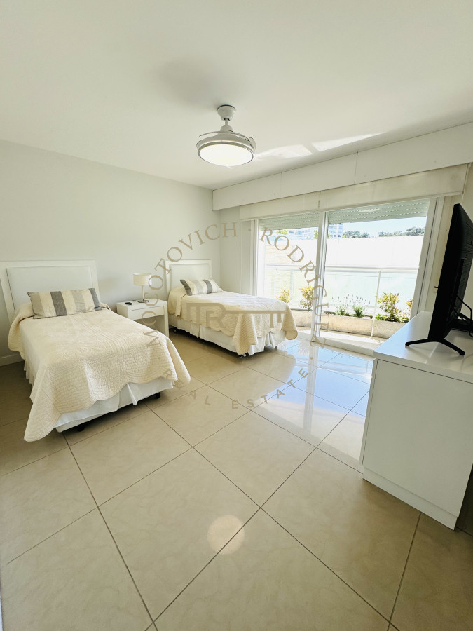 Apartamento ID.2635 - En venta. Apartamento en Torre Aquarela. 2 Dormitorios y dep. de servicio. 
