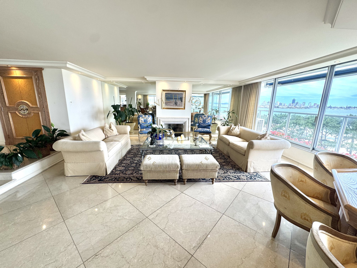 Apartamento ID.4059 - Alquiler tres dormitorios y dep de servicio. Frente al mar con vista.